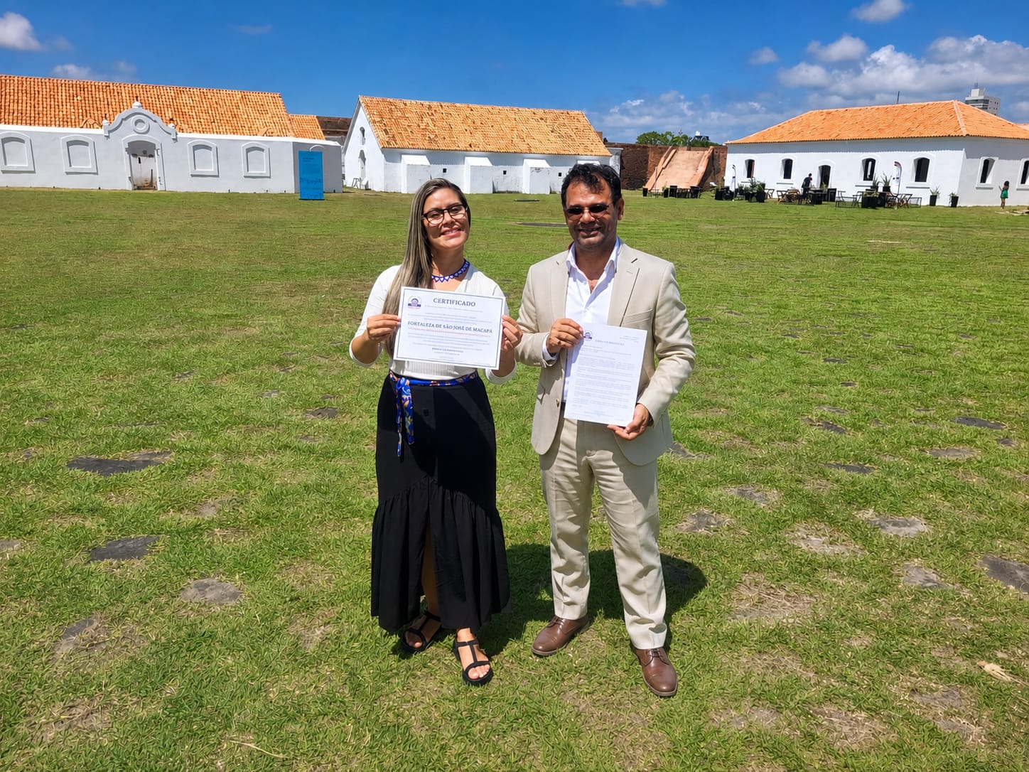 Registro da entrega institucional no pátio da Fortaleza de São José de Macapá, com as edificações históricas ao fundo. A ação integra a Campanha ABHL — Defensores do Patrimônio Material Brasileiro.
